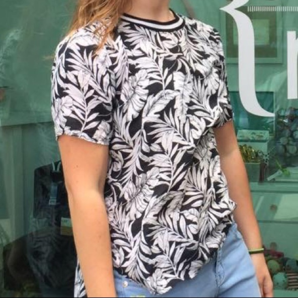 Hollister tropical t-shirt !!
